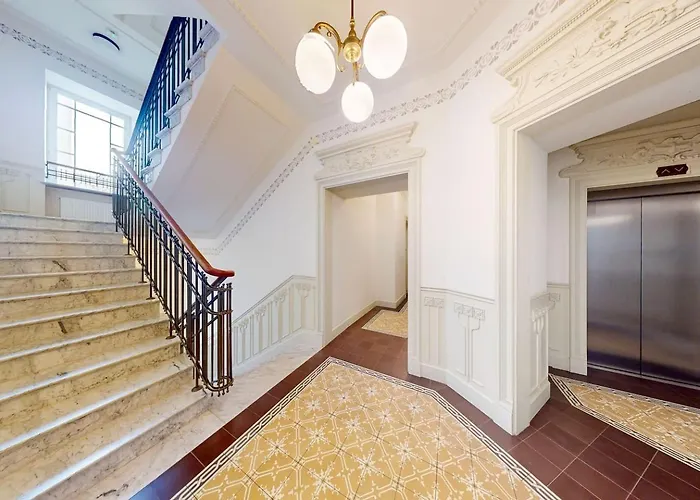 Ivory Deluxe Center Hoza *