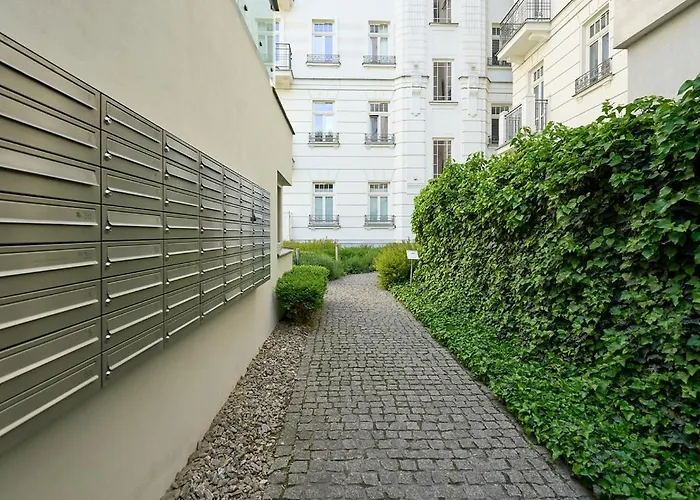 Ivory Deluxe Center Hoza